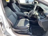 パワーシート搭載。運転席の座面を上下させて、体格に合わせて調整できる機能です。視界の確保やペダルの操作性、疲れにくさの向上に役に立ちます。