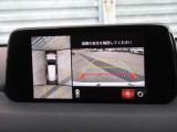 車体の大きいCX-8でも、狭い駐車場やT字路での取り回しが楽になる『360&deg;ビューモニター』を完備。上空から見下ろす全周囲カメラと障害物センサーの連携で、周囲の見通しを高めます。