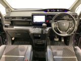 車内は光触媒抗菌消臭施工済です。スタイリッシュなデザインでスポーティなインパネ周りを演出します。グローブボックスやカップホルダーのほかにトレーなどたくさんの収納スペースが付いています。