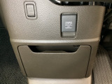 アクセサリーソケットはUSBのアダプターなどをつければ、スマホの充電にも使えます。周辺には物が置けるボックスがついています。
