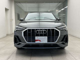 シングルフレームグリルはAudiの象徴的なデザイン要素であり、一目でAudiとわかるスタイル、大きくて迫力のある形状が車のスポーティな印象を強調しており、魅力的なデザインとなっています。