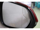 ブラインドスポットモニター(BSM)を装備しています。隣を走る車両が死角に入るとミラー内LEDインジケーターが点灯。さらに、ウィンカーを出すとインジケーターが光って点滅して注意を促してくれます。