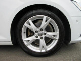 全車両に標準装備の純正アルミホイールは、純正ならではのバランスの良いデザインと、走行安定性をお楽しみ頂けます。