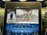 【全方位型モニター】クルマを上空から見下ろしているかのように、直感的に周囲の状況を把握できる全方位型モニター。狭い場所での駐車でも周囲が映像で確認できます。