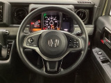 ハンドルにHondaセンシング系のクルーズコントロールやレーンキープアシストなどのスイッチと、オーディオの操作スイッチが装備されています。ハンドルから手を離さず安全に操作できます。