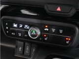 【オートエアコン】温度を設定すれば自動で快適な車内温度を保ちます。エアコン内部の高性能脱臭フィルターで車内のアレルゲンや花粉を除去。