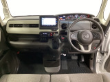 車内は光触媒抗菌消臭施工済です。インパネ周りはスタイリッシュなデザインです。グローブボックスやカップホルダーのほかにトレーなどたくさんの収納スペースが付いています。