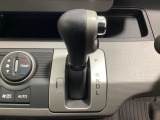 CVT車のセレクトレバーです。低速から高速まで、変速ショックのないスムーズな走りを実現するとともに、エンジン効率のよい領域を維持することで燃費にも貢献します。