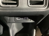 スマホ充電に対応したUSB端子を2箇所装備。仲良く充電できちゃいますね。