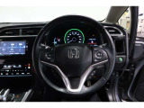 運転中もハンドルでの操作が可能です。特に高速道路等の目が離せない運転時には、便利さだけでなく、安全性も兼ね備えております。