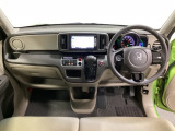 車内は光触媒抗菌消臭施工済です。スタイリッシュなデザインで暖かみのあるインパネ周りを演出します。グローブボックスやカップホルダーのほかにトレーなどたくさんの収納スペースが装備されています。
