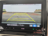 【リアカメラ】リバースに入れるだけで後方の映像が映ります。安全確認や、狭い駐車場での車庫入れ、雨の日や夜間など視界の悪い時に便利です。安全にバックする為には欠かせない装備です。