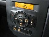 アップグレードパッケージの追加装備として、快適な車内温度を保ちやすいオートエアコンを搭載。日常のドライブをより快適にサポートしてくれる装備です。