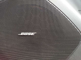 車内音響に合わせてチューニングされた専用スピーカーのBOSEシステム。奥行きのある澄んだ音と驚きの臨場感で、移動時間をプレミアムな音楽空間へと進化させます。