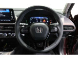 運転中もハンドルでの操作が可能です。特に高速道路等の目が離せない運転時には、便利さだけでなく、安全性も兼ね備えております。