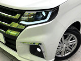 【LEDヘッドライト】悪天候や夜間走行時も良好な視界を確保し安心して運転できる高輝度LEDヘッドライトを装備!点灯速度が早く、消費電力も抑えられています。