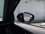 アウディサイドアシスト『後方の死角を並走する車両を検知しドアミラーの内側のLEDが点灯。ドライバーに注意を促し事故を未然に防ぐシステムです。』