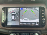 アラウンドビューモニター。上空から見下ろしているような映像で、スムースな駐車をサポートします。