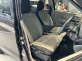 運転席まわりです。運転席からの視界が左右に広く隅々まではっきりと見渡せます!クルマの前端も把握しやすく安心して運転できます!