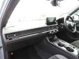 ★助手席周辺★収納量豊富なBOXがあり,いつもすっきりとした車内!ほしい場所にちょうど良い収納を備えています。大きなフロントガラスによって見晴らしも良く快適な座り心地となっております!