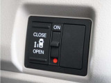◆片側電動スライドドア◆狭い駐車場でも乗り降りが楽々♪お子様が隣の車にドアを当ててしまう心配もございません!小さなお子様連れの方もこれで安心。