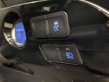 【オートマチックハイビーム】先行車や対向車のライトを認識し、ハイビームとロービームを自動で切り替え、夜道の視界を確保します。