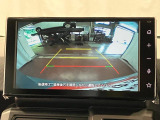 【バックモニター】 駐車時に車両後方の様子を見ることができるので、運転の不安を軽くします。