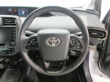 ステアリングから手を離さず、運転に集中したままオーディオ等の操作や安全装置の設定などが行えます。