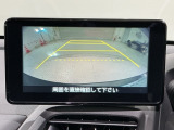 リバースギアに入れるだけで後方の表示へ切り替わります。夜間や雨の日の駐車も楽になりますよ。
