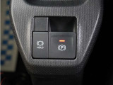 電子制御パーキングブレーキ搭載で指一本で簡単に操作することができます。さらに停車中に、ブレーキペダルを踏み続けなくても、自動的にブレーキを保持する機能である、オートマチックブレーキホールド付きです。