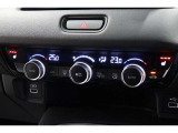 運転席と助手席の温度設定の変更が可能な左右独立タイプのデュアルエアコンです♪♪♪暑がりな人・寒がりな人も誰もが車内を快適にお過ごしいただけます♪♪♪