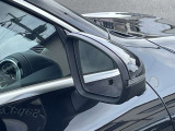 【ブラインドスポットアシスト】走行中車両の斜め後ろの死角エリアをモニタリングし、ドアミラー内蔵のインジケーターを点灯させて注意喚起し、安全な走行のサポートをします。