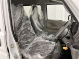 高いホールド性で運転姿勢が安定します。長距離ドライブでも疲れにくいのが魅力です。快適なドライビングライフをお送りください♪