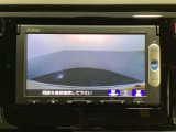 ギヤをR(バック)に入れるとナビの画面に後ろの映像が映るリアカメラ付です。後退時、コンディションが悪い視界でもカラーバックモニターがドライバーをサポートします。