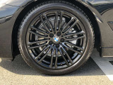 BMW純正19インチホイール。洗練されたデザインで、足元の個性を引き立てます。