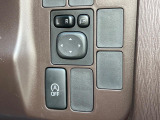 【電動格納ミラー】サイドミラーは電動格納式となっており、狭い駐車場でもキズがつくリスクを抑えられます。