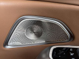 Burmester 4Dサラウンドサウンドシステムが、移動時間を上質な音で満たしてくれます。
