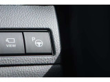 アドバンスト パーク付きです。カメラやソナーによって、周囲を監視しながら駐車を支援。障害物を検知した場合には警報を鳴らし、ブレーキ制御を行うことで接触回避を支援します。