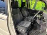 運転席まわりには十分なスペースがあり、大柄な方でもゆったり運転していただける環境です。