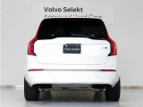 XC90は、使い方の幅を広げる7シーター仕様。洗練された佇まいの中に、高い実用性を秘めています。室内に足を踏み入れば、そこはまさに北欧のリビングルーム。落ち着きある明るい雰囲気をご堪能ください。