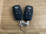 【スマートキー】 スマートキーを携帯していれば、ドアハンドルのボタンを押してロックの解除ができ、パワースライドドアもワンタッチで開閉できます。