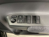 パワーウィンドウスイッチで運転席から全席の窓の開閉ができます♪