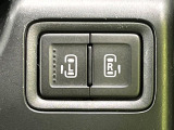 【両側パワースライドドア】スマートキーや運転席のスイッチで後席両側スライドドアの開閉が可能♪電動だから力を入れてドアを開ける必要が無く、小さなお子様でも簡単に開け閉めでき快適です♪