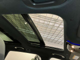 パノラミックルーフで明るい車内と開放感あるドライブをお楽しみいただけます。