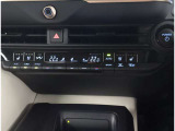 お車のキーはスマートキーです。キーを身につけた状態で車に近づき、ドアロックの解錠や施錠操作が出来ます。雨の日など両手がふさがっている時など、とっても便利ですね。