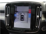画面分割表示にも対応した360&deg;ビューカメラを搭載。狭い場所での取り回しも安心です。画面を分割することで、俯瞰画像と同時に車両前方または後方の180&deg;広角映像を表示することができます。