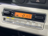 【オートエアコン】一度お好みの温度に設定すれば、車内の温度を検知し風量や温度を自動で調整。暑い&hellip;寒い&hellip;と何度もスイッチ操作をする必要はありません。快適な車内空間には必須の機能ですね♪