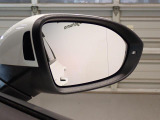 車線変更時に視覚の車両を検知しミラー内側にランプを点滅させ、車線変更をアシストしてくれます。
