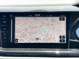スマートフォン用アプリ[Apple CarPlay][Android Auto]対応の純正ナビ Discover Media を装備、ラジオのほか、USB、Bluetoothハンズフリー通話にも対応。