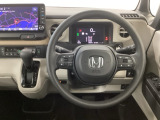 【ハンドル】運転にかかわる様々な操作を安全に行えるように視点移動が少なく操作性に配慮されたスイッチ類が凝縮されたコックピットです。